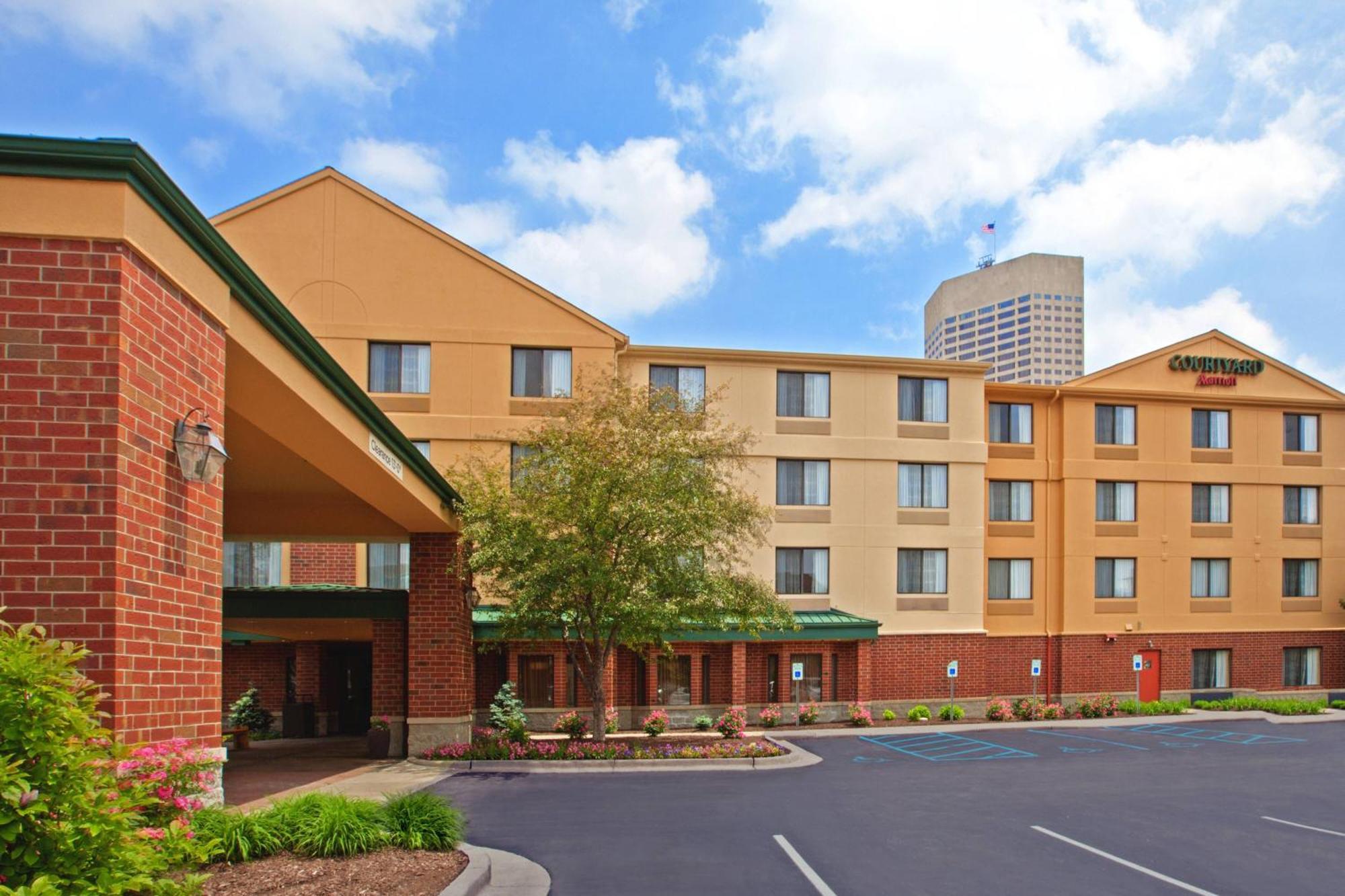 Courtyard Indianapolis At The Capitol Hotel Exterior photo